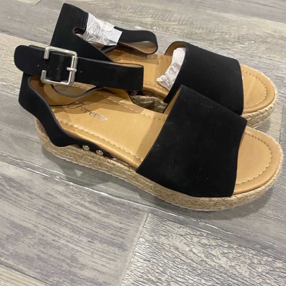 Size 6 Forever sandals NWOT